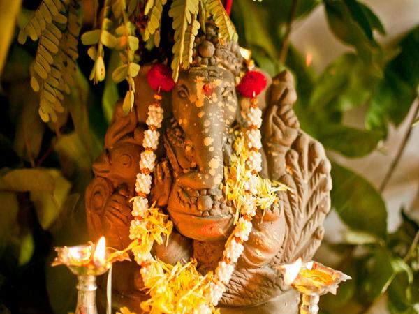 సాక్షి గణపతి ఆలయంలో గణపతి ఆసీన రూపంలో కొలువై భక్తులకు