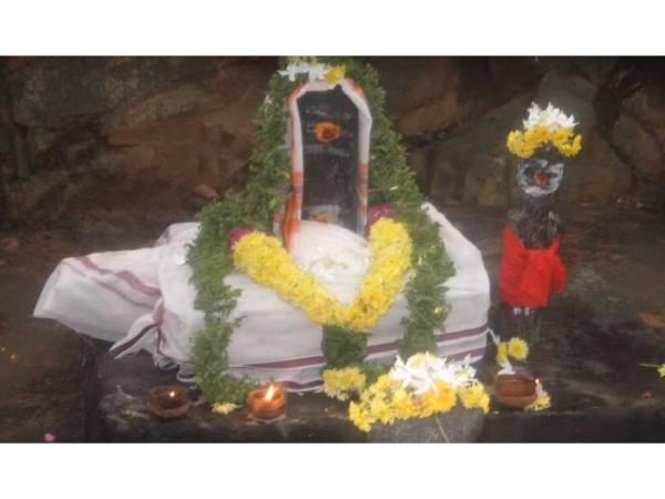 కైలాసకోన గుహాలయంలో ఓ శివలింగం