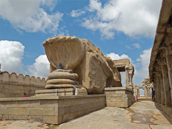 6.హ్యాంగింగ్ పిల్లర్ -లేపాక్షి, ఆంధ్రప్రదేశ్: