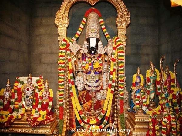 గర్భగుడిలో శ్రీవారి దివ్వ మంగళ విగ్రహంతో