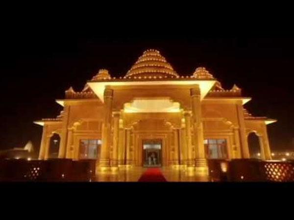 ఈ ఆలయ ద్వారాలను వెండితో తయారుచేయడం వల్ల
