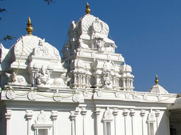 ఆలయ నిర్మాణం చోళ-చాళుక్యుల శైలిలో