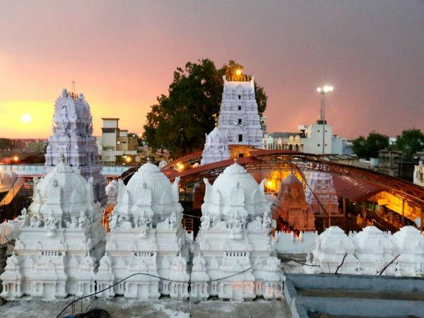 ఈ ఆలయంలో శివరాత్రి రోజున వంద మంది