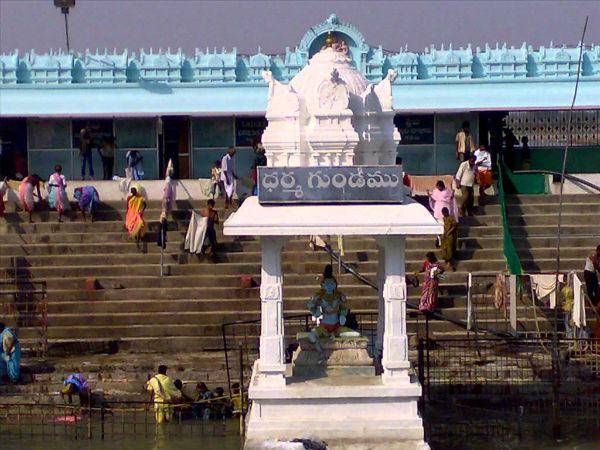 కొలను సమీపంలో