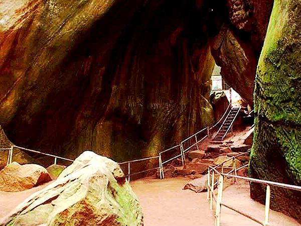 ఎదక్కాల్ గుహలు
