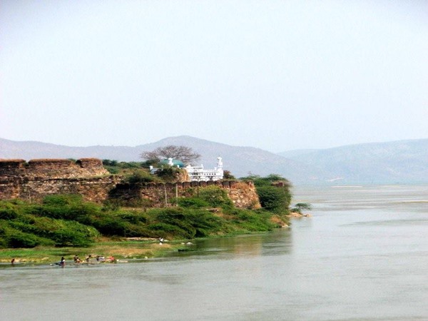 సొరంగం నది మధ్యవరకు