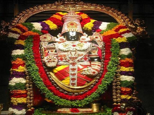 ఇక్కడి విగ్రహం మట్టితో చేసినందువల్ల అభిషేకం జరుగదు