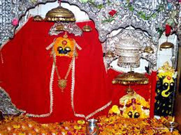 అమ్మవారికి ' నయనాదేవి ' గా స్తుతిస్తారు