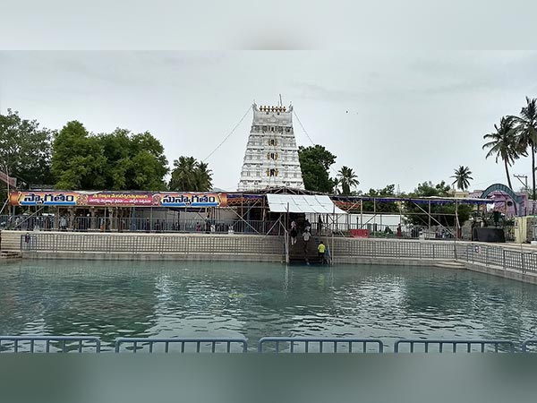 చాల మంది ఇక్కడి నుండి తిరుమల కొండపైకి ఎక్కి