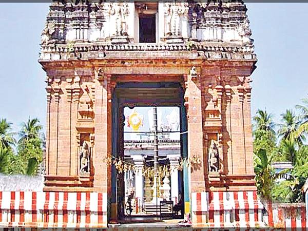 ఆలయం ప్రవేశ ద్వారం బయట