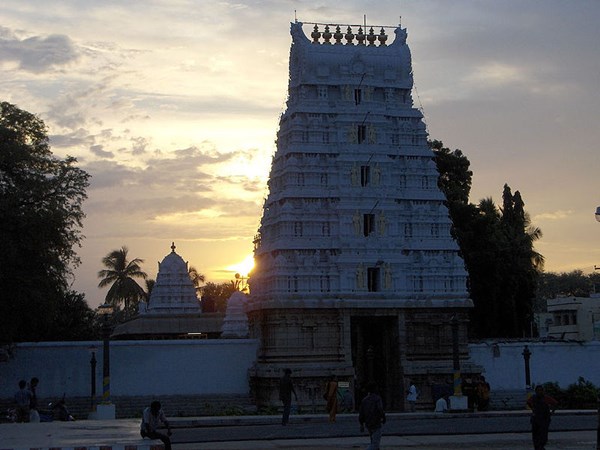 ఈ ఆలయానికి ఎక్కువగా అవివాహితులు
