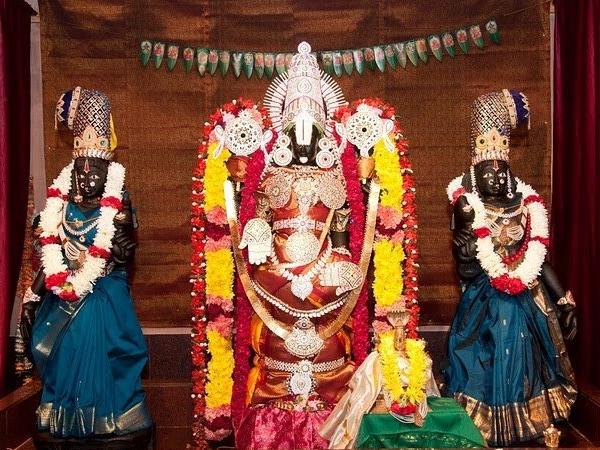 గర్భాలయంలో రుక్మిణి-సత్యభామ సమేత శ్రీ వేణుగోపాల స్వామి