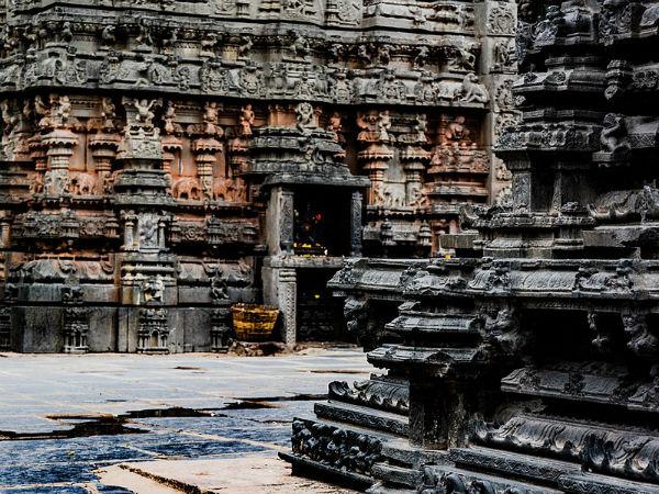 భక్తులు గర్భగుడిలోని ఆ పరమేశ్వరుడిరి దర్శించినప్పుడు