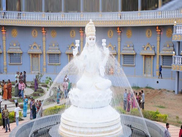 12 అడుగుల మహాలక్ష్మీ , సరస్వతీదేవి విగ్రహాలు