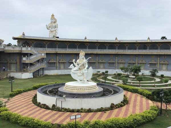 శ్రీ సరస్వతుల విగ్రహాలు శోభాయ మానం