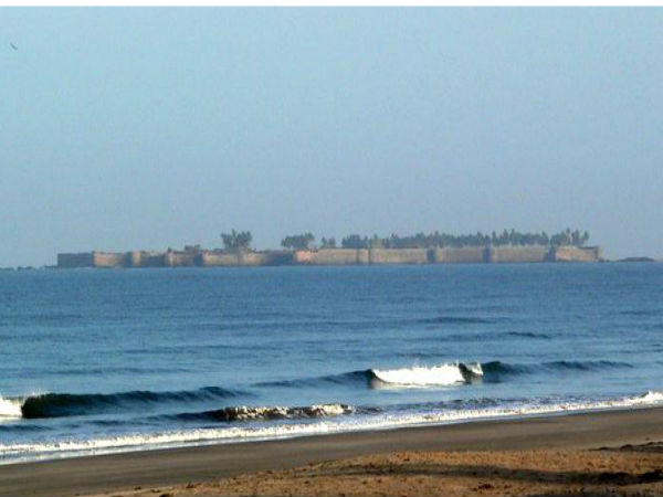 నడి సంద్రంలో ఉన్న ఈ కోట