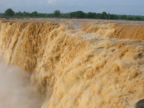 జలపాతం ఎర్ర రంగులో