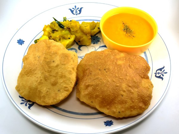 మామిడికాయ ఊరగాయతో పూరి