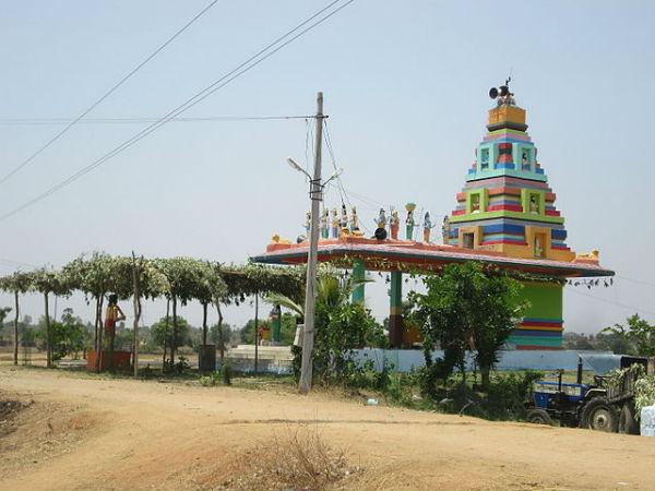 గుడి ముందు ఉన్న ద్వజస్తంభానికి