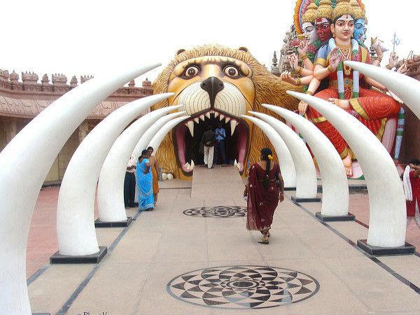 అమ్మవారి వాహనం సింహం నోటి నుండి