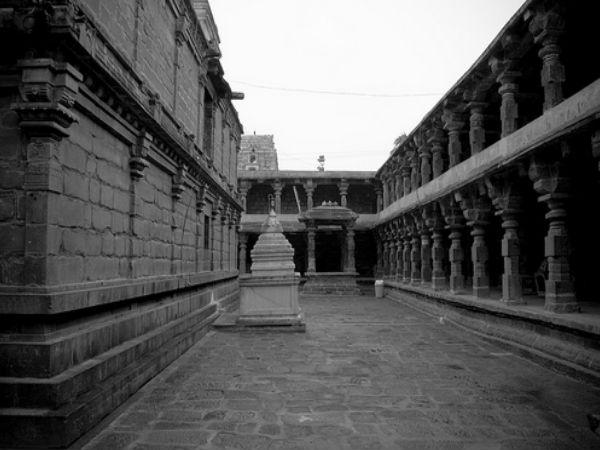 కోటగోడలాంటి ప్రాకారం