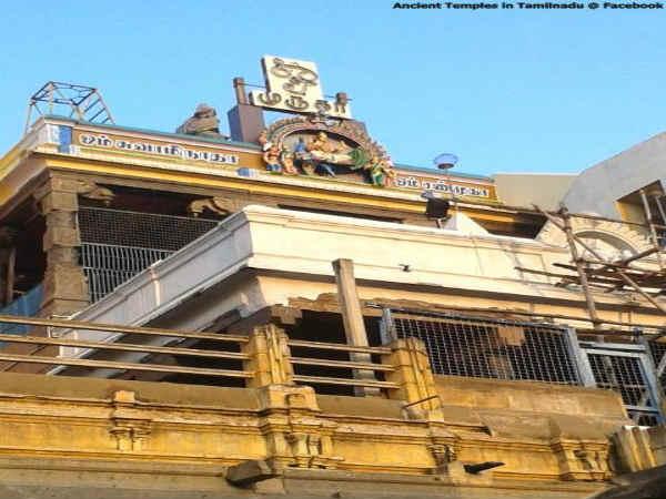 ఈ ఆలయంలో ద్వజ స్థంభం వద్ద ఉన్న వినాయకుడి