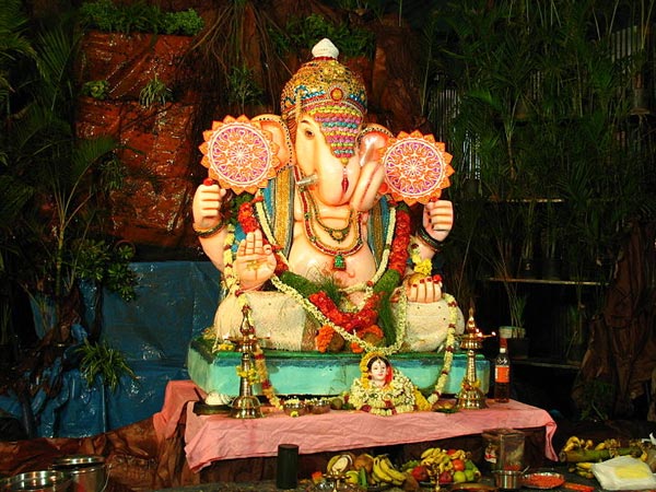 దైవానుగ్రహంగా భావించి ఆ విగ్రహాన్నే మూలవిరాట్టుగా ప్రతిష్ఠించి