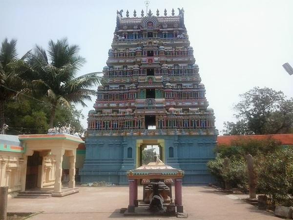 గర్భాలయం శివ లింగం చిన్నదే.