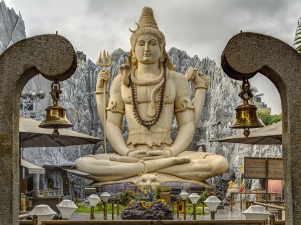 ఆలయం లోపలకి ప్రవేశిస్తుంటే ఎడమవైపు తోట,