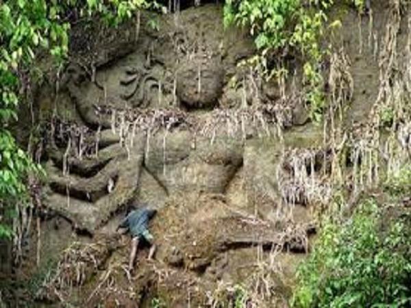ఇక్కడి రాతి విగ్రహాలకు పైన