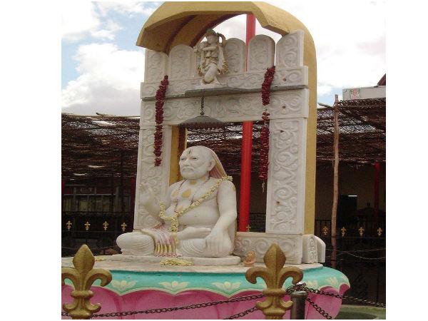 అన్ని చోట్లో విగ్రహ రూపంలో కాకుండా రాతిపై వెలసినట్లుగా