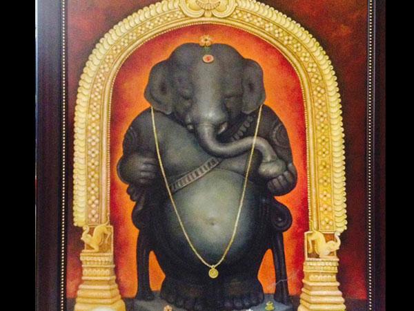 ఈ ఆలయంలోని గణపతిని ద్విభుజాలు కలిగి ఉన్నాడు