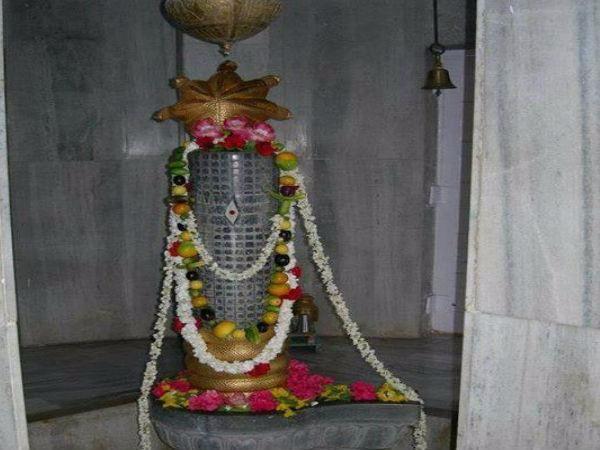 లింగం నెత్తిన చీల కొట్టి మారేడు దళాలతో