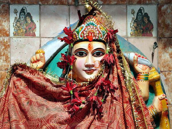 విశాలాక్షిని పురాణాలలో విశ్వాన్ని పరిపాలించే రూపంగా