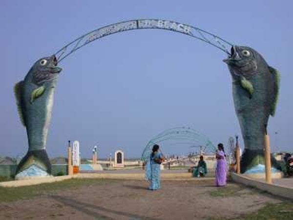 మంగినపూడి బీచ్ ఎంట్రెన్స్ లో రెండు చేపల ద్వారం