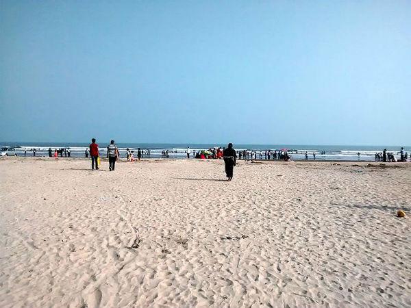 బీచ్ లోని ఇసుక తిన్నెలపై