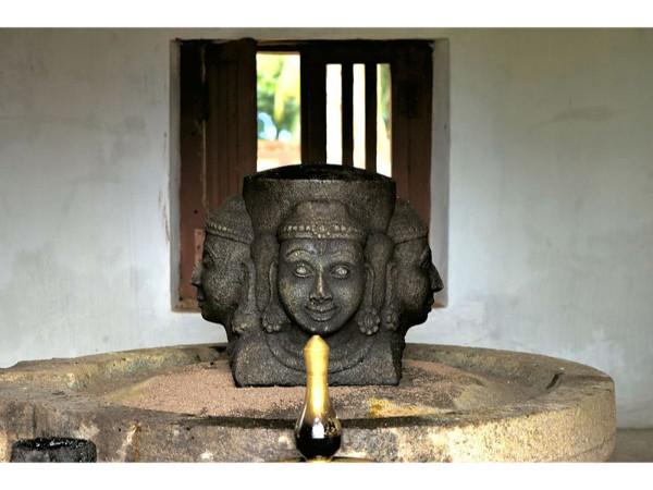ప్రధానమైన శివ లింగం మాత్రం ఐదు ముఖాలను కలిగి ఉంటుంది.