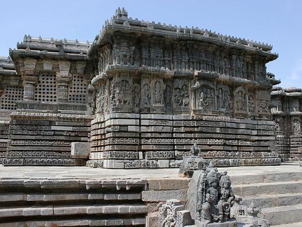 ఈ దేవాలయాల నిర్మాణానికి సబ్బురాతిని/బలపపు రాయిని