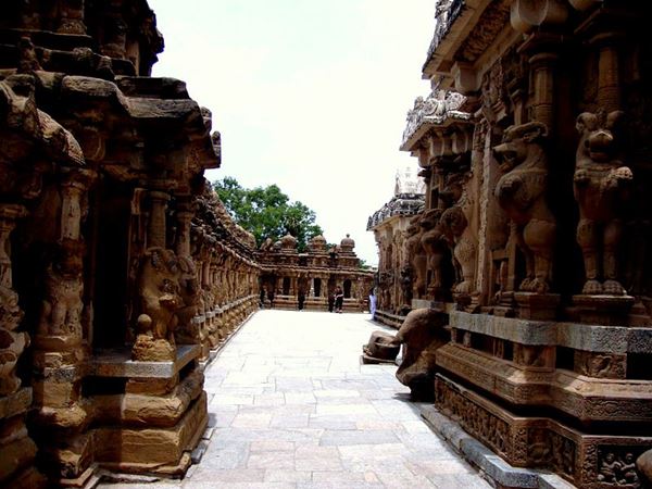 మండపం లోను, మండప స్తంభాల పైన ఎన్నో శాసనాలు