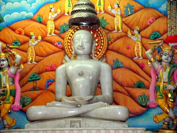 మథుర బుద్ధ విగ్రహాలు తయారయ్యే ప్రాచీన రెండు నగరాలలో ఒకటి.