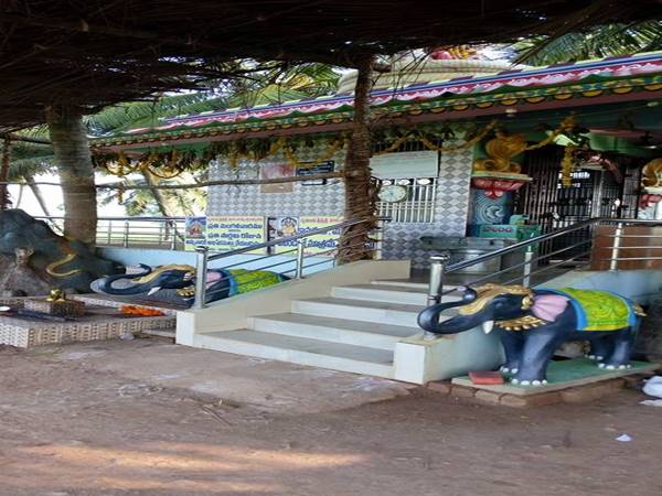 పచ్చని పంటపొలాల మధ్య ప్రశాంతమైన వాతావరణంలో ఈ ఆలయం