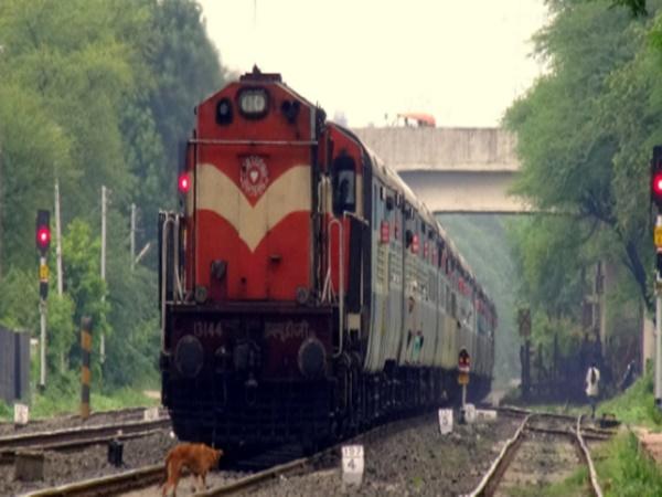 రైలు మార్గం ద్వారా :