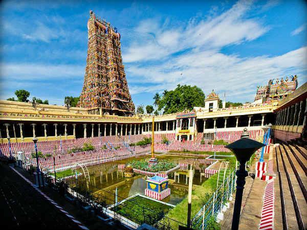 పాండ్యరాజులచే నిర్మించ బడిన మధుర మీనాక్షి దేవాలయం
