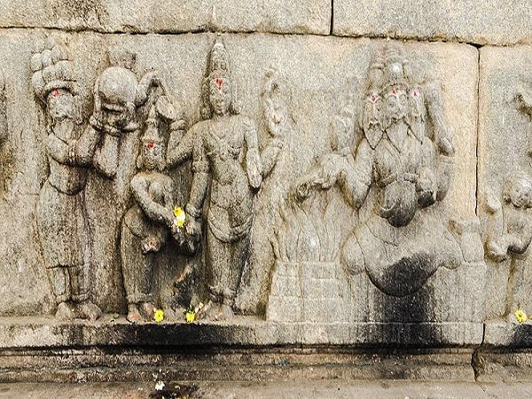 ప్రాంగణంలోని గోడల మీద చక్కని శిల్పాలు
