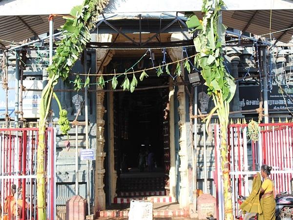 స్వామిని సేవించుకుని తిరిగి మెట్ల మార్గంలో