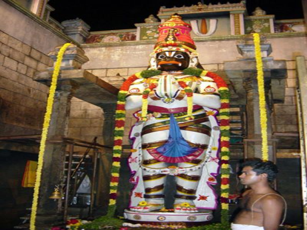 స్వామి విగ్రహం ఎత్తు రోజు రోజుకూ పెరుగుతోందని