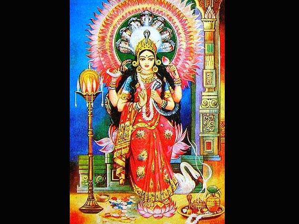 ఈ ఆలయంలో అమ్మవారు సుమారు 7అడుగుల ఎత్తులో