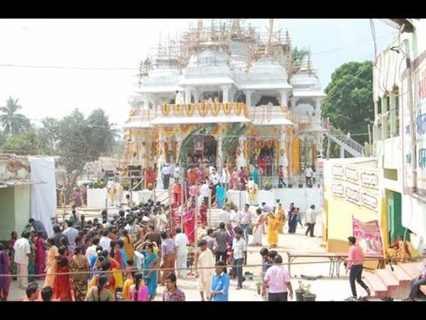 ప్రతీ సంవత్సరం జైన్లు అంగరంగ వైభవంగా ఉత్సవాలు