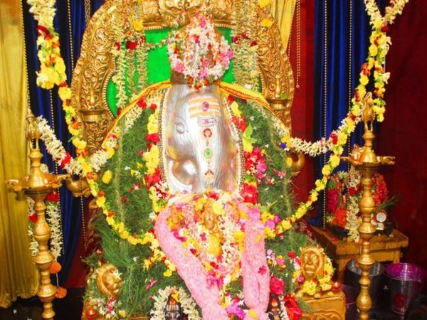 ఈ శ్వేతార్క గణపతి తూర్పు ముఖంగా ఉండి