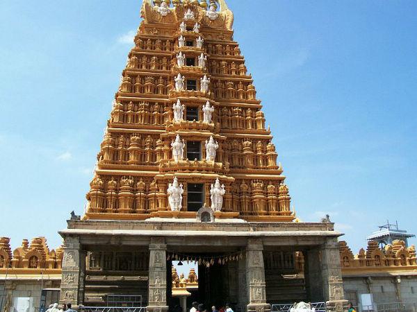 గోపురం ఎత్తు - 120 అడుగులు